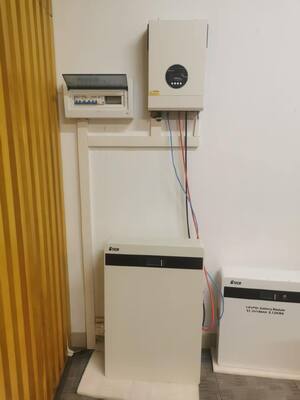 G TECH 25.6V 100Ah Wall Mounted LiFePO4 Battery for Home Energy Storage with Long Cycle Life